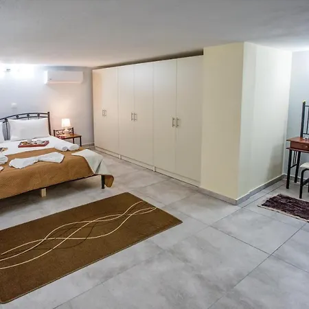 Rent House Diamond Daire *